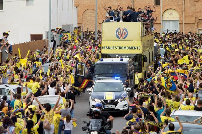 Villarreal celebra el título en la calle al grito de 'Europa és nostra ¡Campions!'