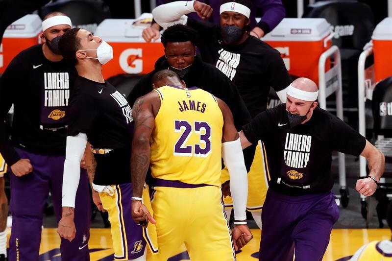 109-95: Davis y James someten a los Suns y los Lakers toman ventaja