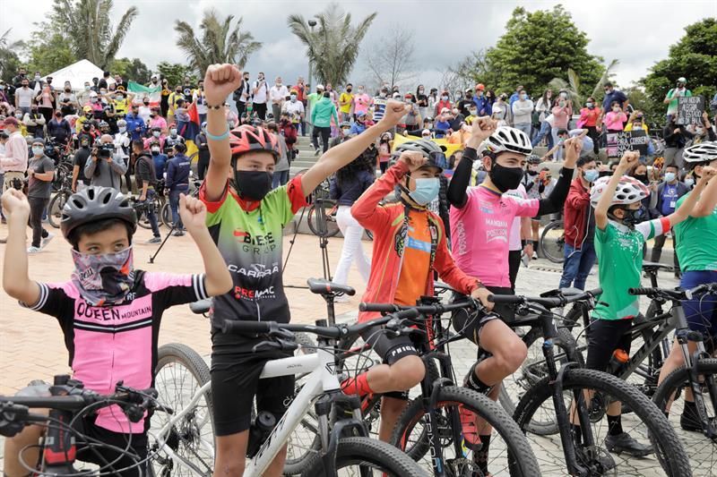 A más de 9.000 kilómetros, el pueblo de Bernal celebra el título del Giro