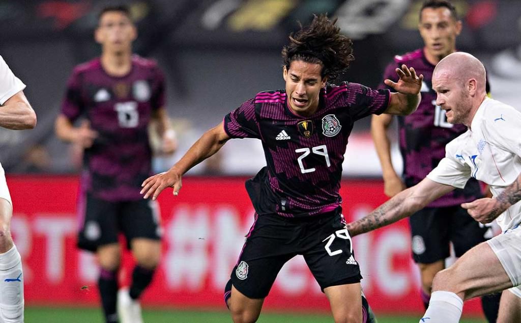 El jugador del Betis Diego Lainez se exhibe en el México-Islandia y hace rectificar al 'Tata' Martino
