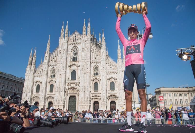 Egan Bernal se defiende en la contrarreloj y gana el Giro 2021
