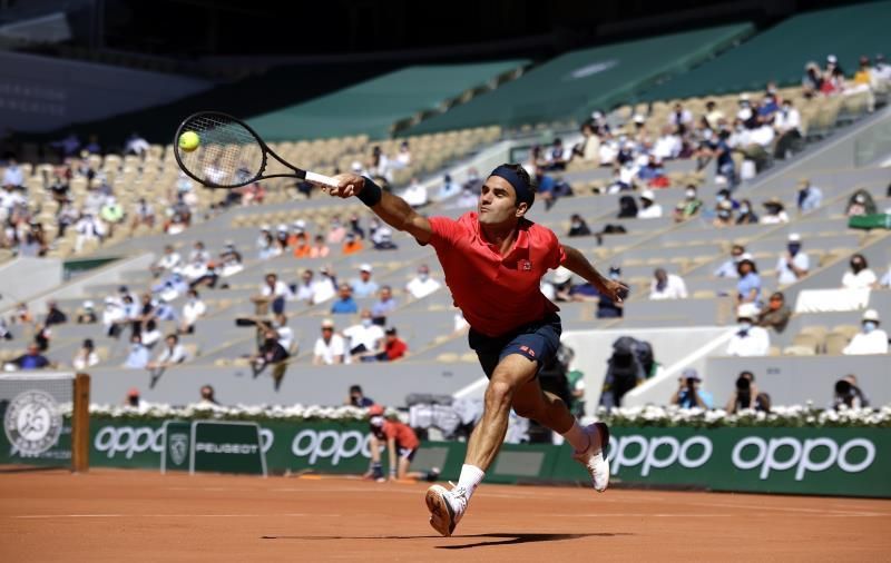 Federer brilla en su regreso a París y Osaka huye de la presión