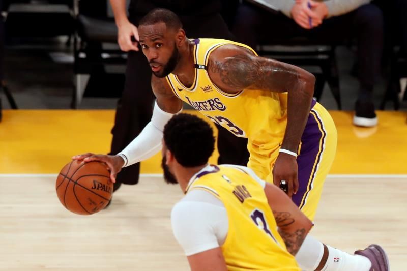 100-113: Booker fulmina a los Lakers y los Suns eliminan a los campeones