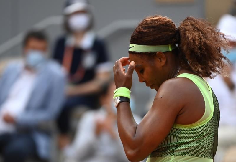 Roland Garros despide a los "cuarentones" Federer y Serena