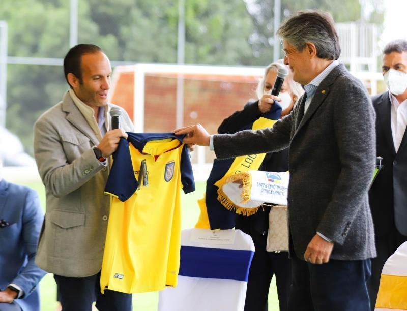 El presidente de Ecuador visita a la selección previo al partido con Perú