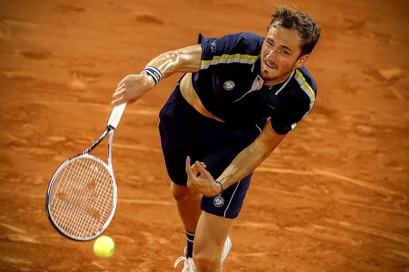 Tsitipas acaba con Medvedev para jugar sus segunda semifinal en Roland Garros