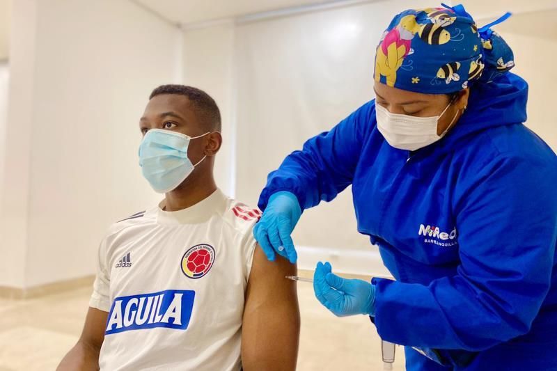 Selección colombiana recibe vacuna antes de partir a Brasil para Copa América