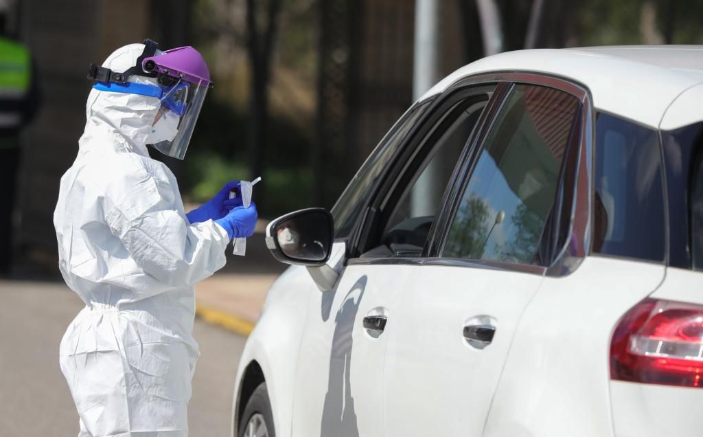 Andalucía suma 1.405 casos y su tasa Covid baja por segundo día