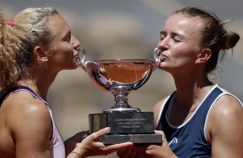 Krejcikova también gana el dobles de Roland Garros