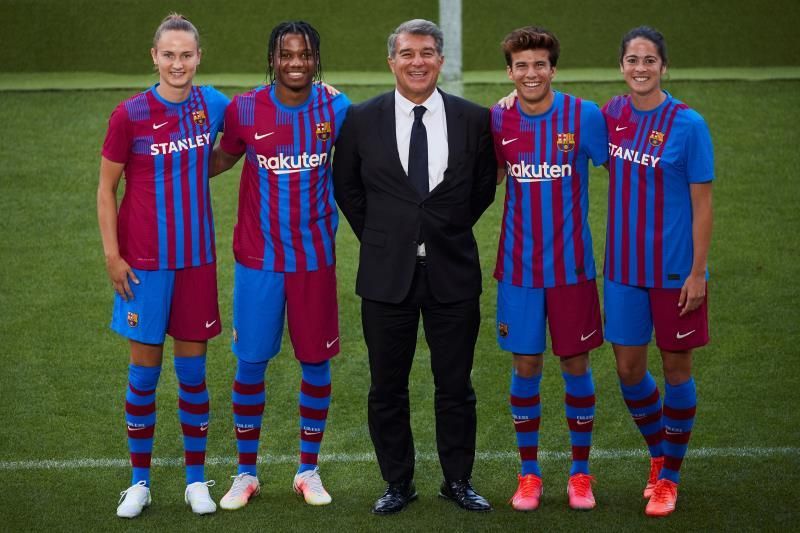Laporta presenta la nueva camiseta del Barcelona, "inspirada en el escudo y en el Més que un Club"