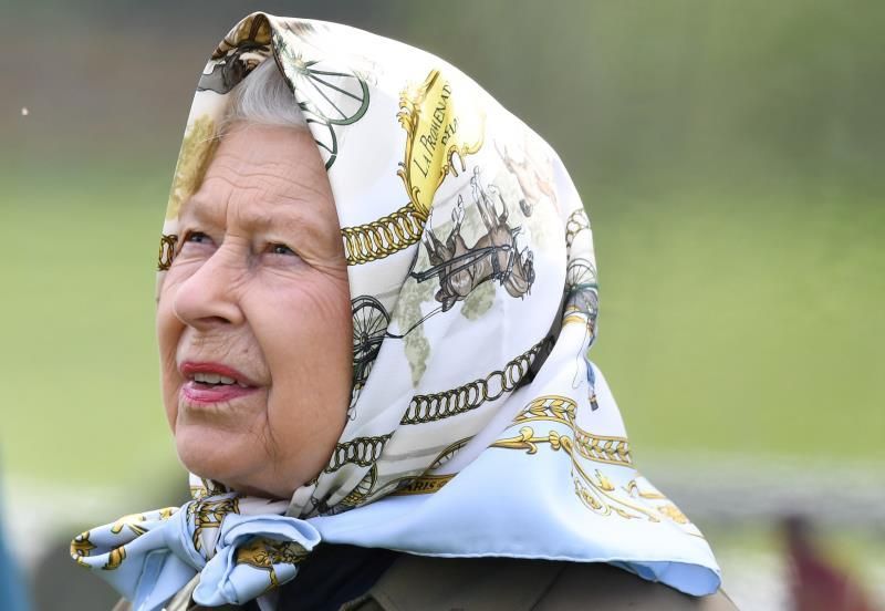 La reina Isabel II es una "fanática" de las carreras de caballos