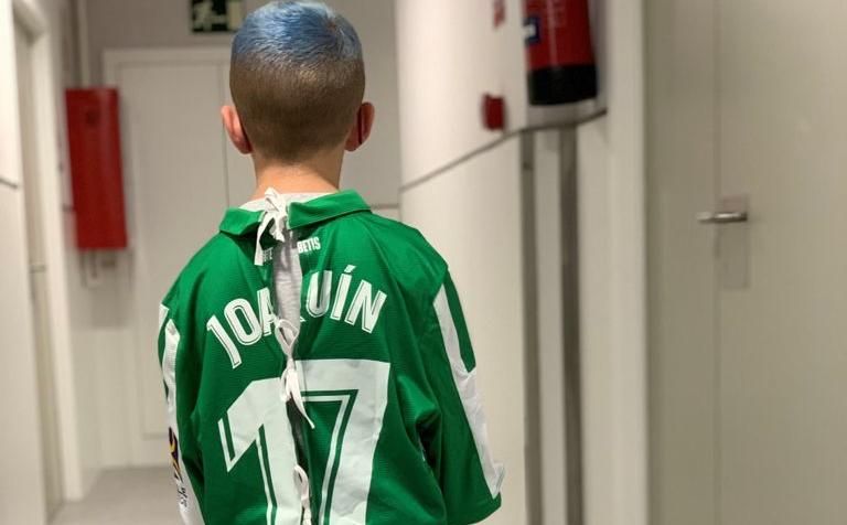 La Fundación Real Betis entrega diez 'Batas más fuertes' a los más pequeños de Sagrado Corazón