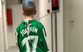 La Fundación Real Betis entrega diez 'Batas más fuertes' a los más pequeños de Sagrado Corazón