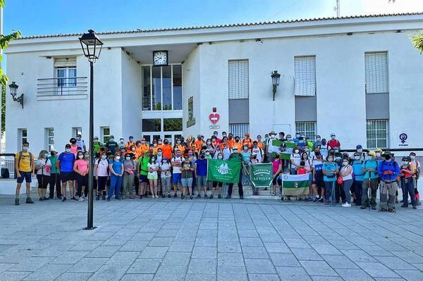Un centenar de senderistas se dan cita en Pruna para recorrer el sendero 'Fuente del Duque' de la mano de la Diputación