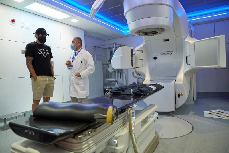 Ricky Rubio visita a los niños con cáncer a los que ayuda con su fundación