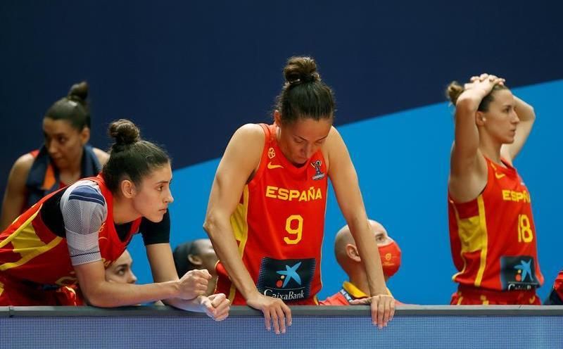 53-51.Grave tropiezo inaugural de España