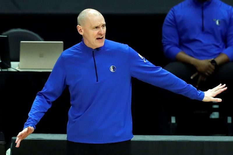 El entrenador de los Mavericks de la NBA, Rick Carlisle, renuncia a su cargo