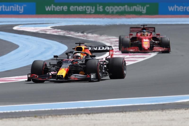 Verstappen contiene a los Mercedes y Alonso sorprende en Francia