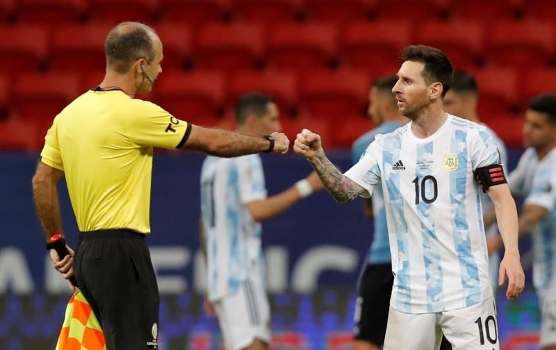 Argentina con suficiencia y Chile con gol en inglés toman control del grupo A