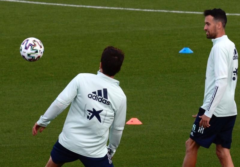 Busquets recupera sensaciones en su primera sesión con el grupo