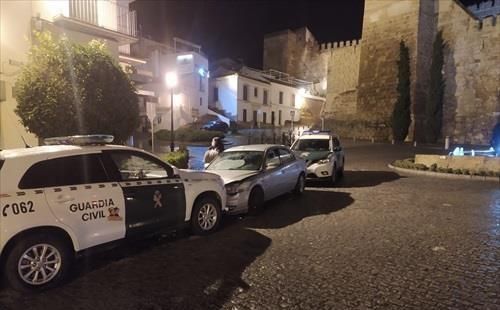 Detenido en Carmona por retener a una mujer, huir en coche y embestir a la Guardia Civil