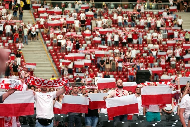 Polonia recibida con emoción por una afición que mantiene la esperanza