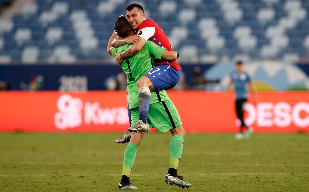 1-1. Las paradas del bético Claudio Bravo salvan el empate de Chile ante Uruguay