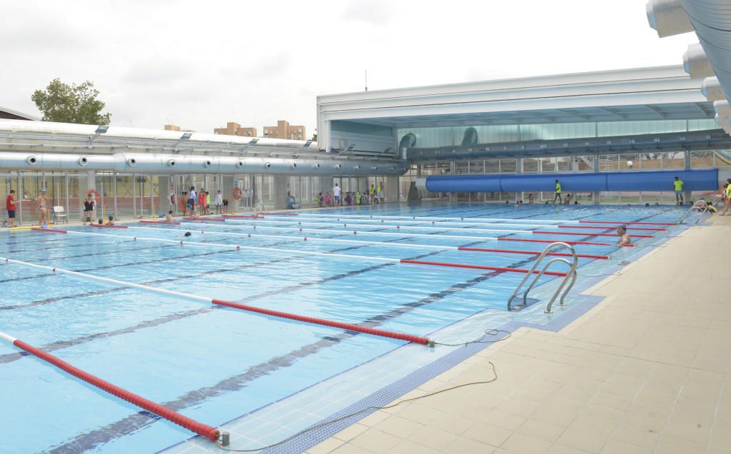 El Ayuntamiento presenta la campaña de verano en las piscinas Rochelambert, Alcosa y Tiro de Línea