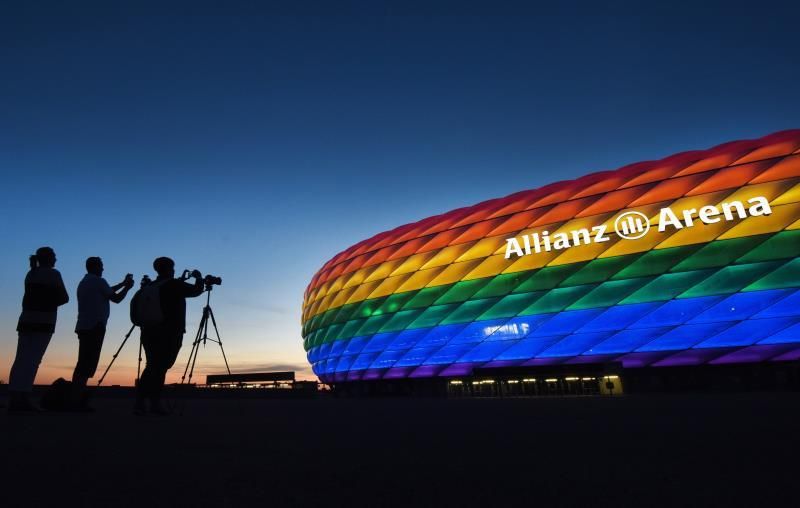 Múnich despliega el arcoíris en la ciudad y en el estadio