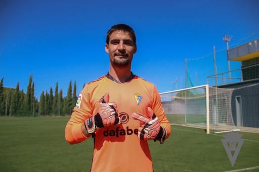 El Cádiz CF anuncia el traspaso del portero Dani Sotres a la Cultural Leonesa