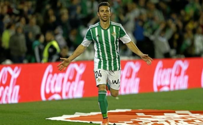 La afición del Betis se rinde a Rubén Castro en su 40 cumpleaños