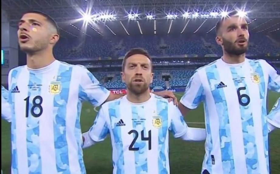 El 'Papu' no sólo mete goles con Argentina... también encaja bromas