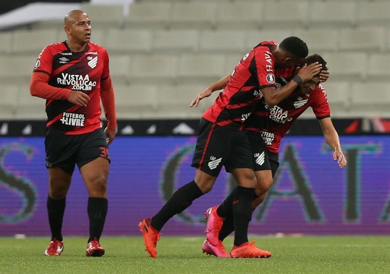 Athletico Paranaense golea al Fluminense y sigue al acecho del Bragantino