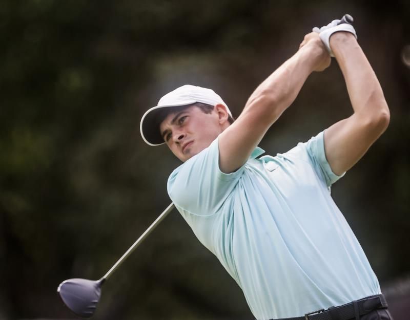 El novato Thompson acaba líder; el chileno Niemann comparte segundo puesto