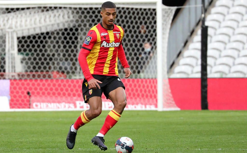 Se esfuma uno de los posibles recambios de Koundé en el Sevilla FC