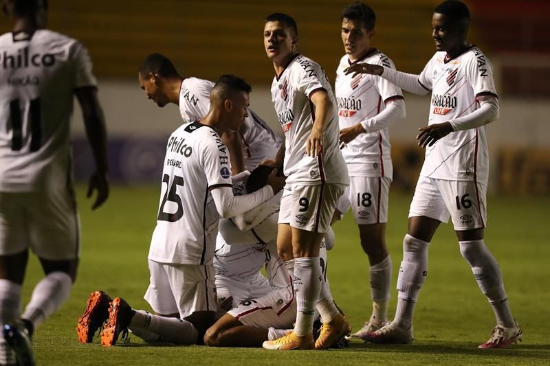Athletico Paranaense se impone al Fortaleza y le mete presión al Bragantino
