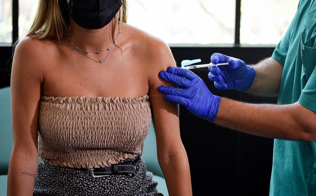 Andalucía abre este martes las autocitas para la vacuna contra el Covid-19 a las personas de 34 años