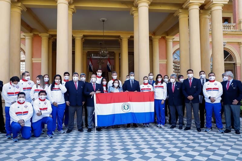 El presidente de Paraguay entrega la bandera a la delegación de Tokio 2020
