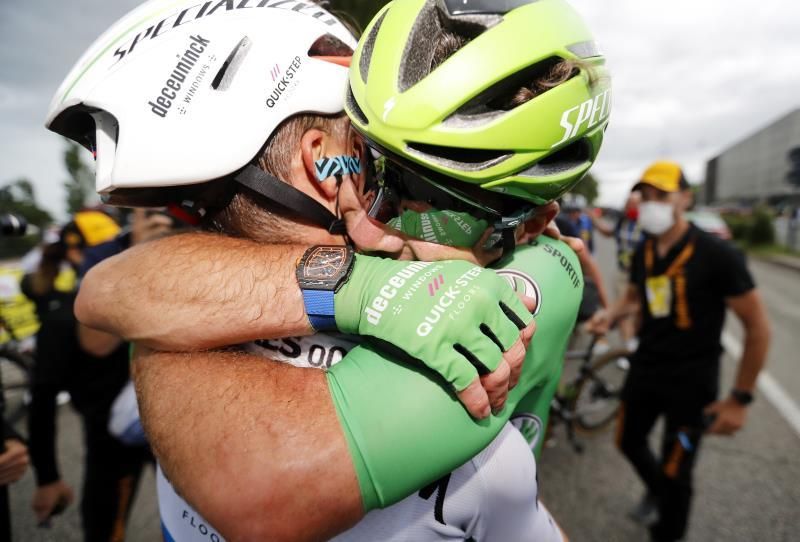 Triple de Cavendish en Valence, a una victoria del récord de Merckx
