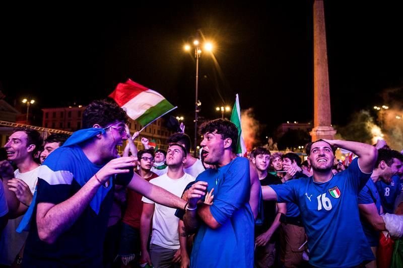 Miles de italianos salen a la calle para celebrar el pase a la final