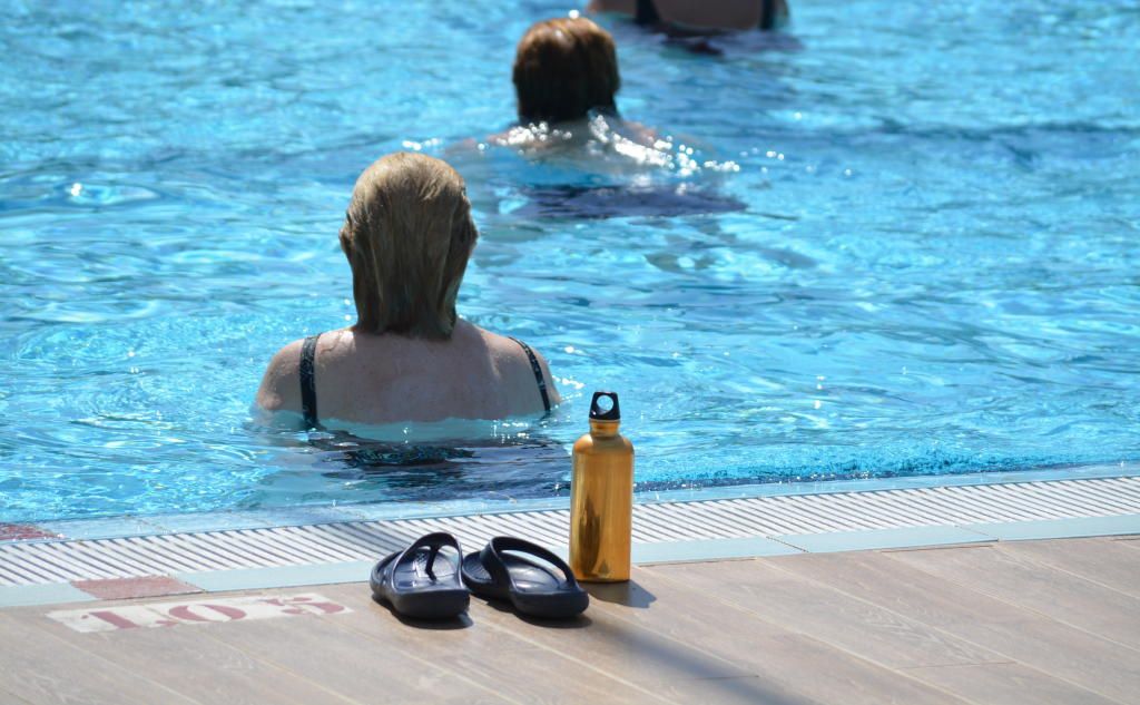 Cinco consejos clave para cuidarte en la piscina