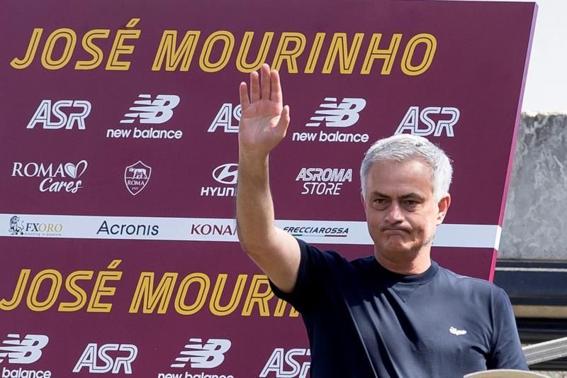 Mourinho pide tiempo y envía dos dardos