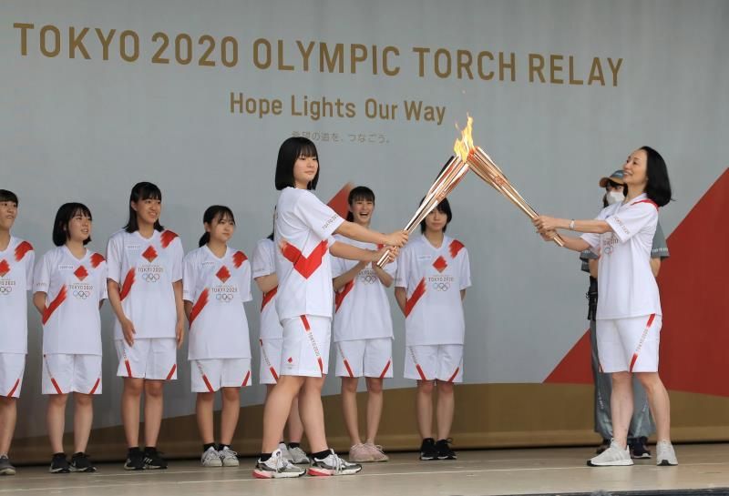 La antorcha olímpica inicia el relevo en Tokio a puerta cerrada por la covid