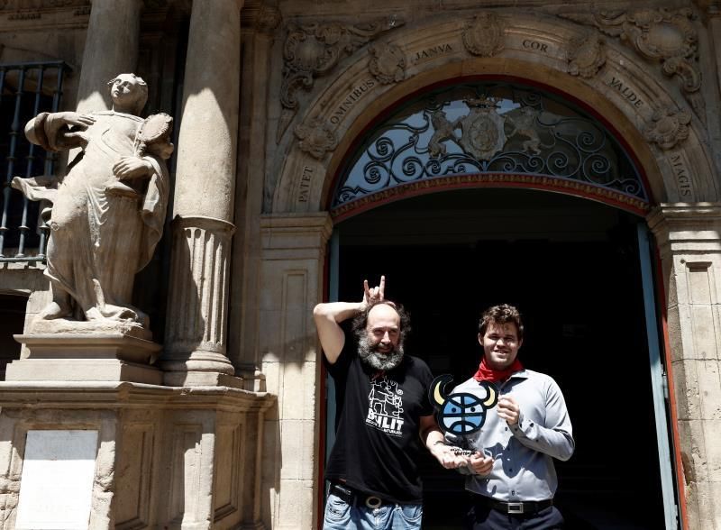El alcalde impone el pañuelo de San Fermín al campeón del mundo de ajedrez
