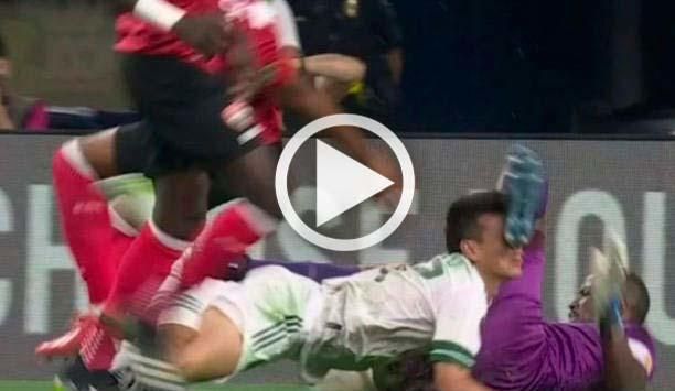 Brutal lesión de Hirving Lozano, relacionado con el Sevilla