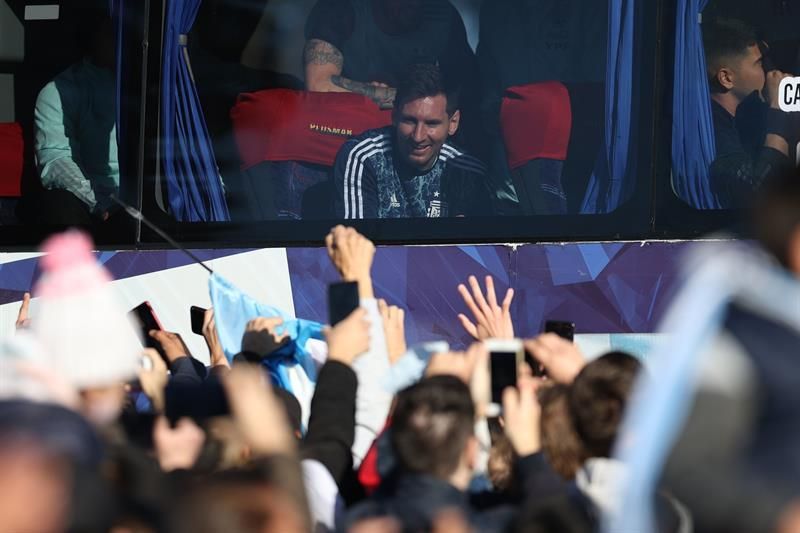 La Selección argentina regresó al país tras su consagración en el Maracaná