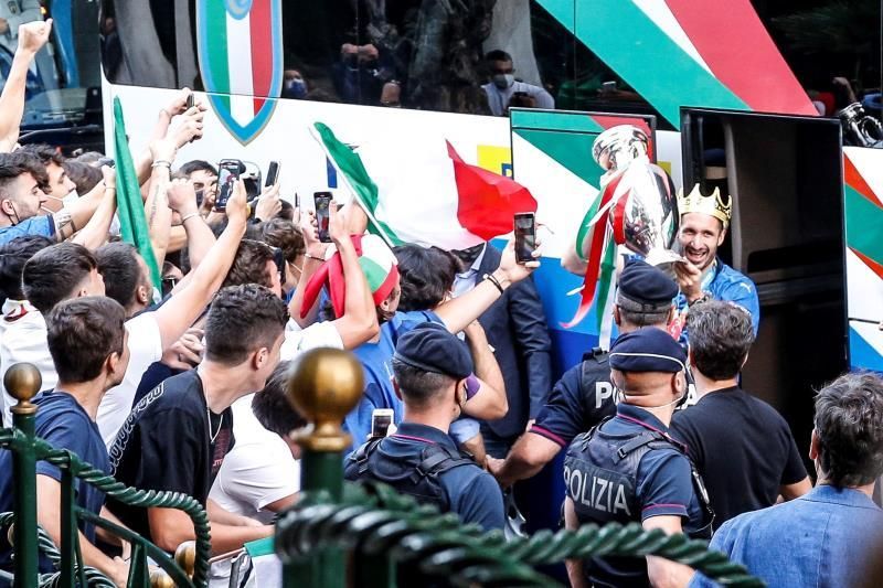 Italia regresa a Roma con la copa de campeón de Europa