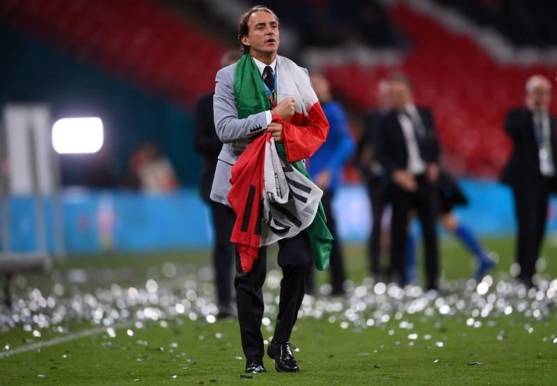 La prensa, rendida ante Italia y el "visionario" Mancini