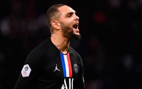 Kurzawa cierra el paso a Alex Moreno