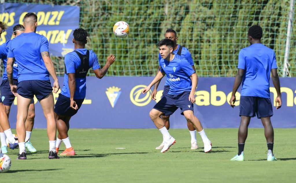 Tomás Alarcón ya es uno más en el Cádiz CF